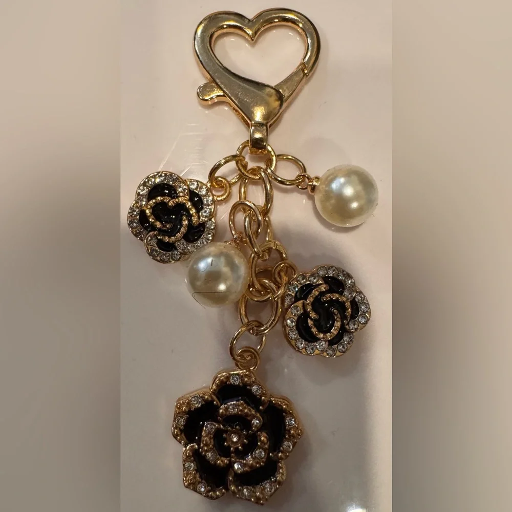 Goldtone Camellia Flower Faux Pearl & Rhinestone Bag Charm/Keychain NWOT - Picture 1 of 4
